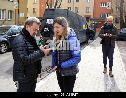 Das polnisch-ukrainische Ehepaar Szymon Makuch und Oksana Shmygol (C) reisten mit viel humanitärer Hilfe nach Lemberg. Gruppe von Freunden hilft. Stockfoto