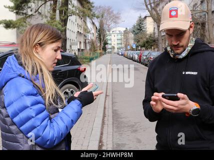 Das polnisch-ukrainische Ehepaar Szymon Makuch und Oksana Shmygol reisten mit viel humanitärer Hilfe nach Lwiw. Gruppe von Freunden hilft. Stockfoto