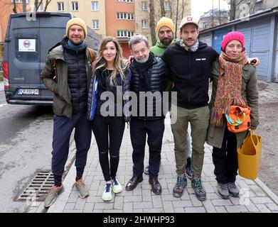 Das polnisch-ukrainische Paar Szymon Makuch (2R) und Oksana Shmygol l(2L), die mit viel humanitärer Hilfe nach Lemberg auswanderten. Gruppe von Freunden hilft. Stockfoto