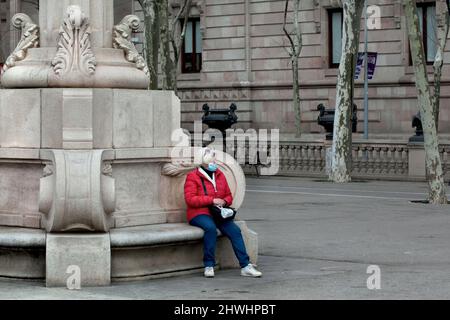 Frau saß auf einer Steinbank, Barcelona, Spanien. Stockfoto