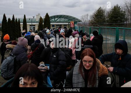 Shehyni, Ukraine. 05. März 2022. Ukrainische Flüchtlinge kommen am Grenzübergang Schehyni in der Ukraine nach Polen und fliehen vor dem Krieg, den Russland mit Bombenangriffen und Angriffen vom Boden aus auf ihre Gebiete entfesselt hat. Kredit: Unabhängige Fotoagentur/Alamy Live Nachrichten Stockfoto
