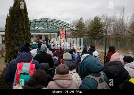 Shehyni, Ukraine. 05. März 2022. Ukrainische Flüchtlinge kommen am Grenzübergang Schehyni in der Ukraine nach Polen und fliehen vor dem Krieg, den Russland mit Bombenangriffen und Angriffen vom Boden aus auf ihre Gebiete entfesselt hat. Kredit: Unabhängige Fotoagentur/Alamy Live Nachrichten Stockfoto