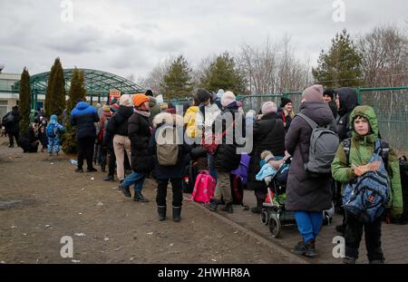 Shehyni, Ukraine. 05. März 2022. Ukrainische Flüchtlinge kommen am Grenzübergang Schehyni in der Ukraine nach Polen und fliehen vor dem Krieg, den Russland mit Bombenangriffen und Angriffen vom Boden aus auf ihre Gebiete entfesselt hat. Kredit: Unabhängige Fotoagentur/Alamy Live Nachrichten Stockfoto