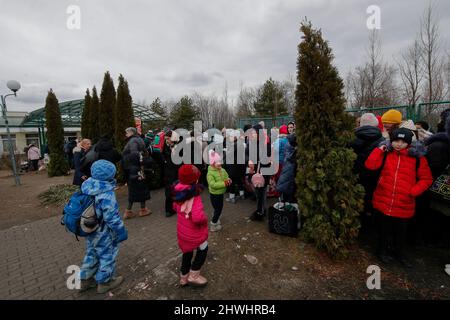 Shehyni, Ukraine. 05. März 2022. Ukrainische Flüchtlinge kommen am Grenzübergang Schehyni in der Ukraine nach Polen und fliehen vor dem Krieg, den Russland mit Bombenangriffen und Angriffen vom Boden aus auf ihre Gebiete entfesselt hat. Kredit: Unabhängige Fotoagentur/Alamy Live Nachrichten Stockfoto
