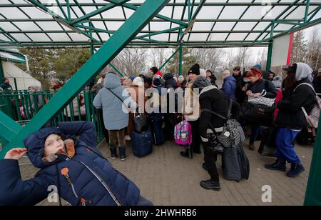 Shehyni, Ukraine. 05. März 2022. Ukrainische Flüchtlinge kommen am Grenzübergang Schehyni in der Ukraine nach Polen und fliehen vor dem Krieg, den Russland mit Bombenangriffen und Angriffen vom Boden aus auf ihre Gebiete entfesselt hat. Kredit: Unabhängige Fotoagentur/Alamy Live Nachrichten Stockfoto