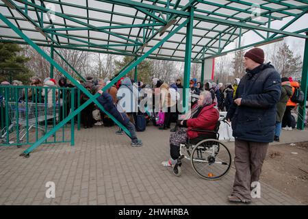 Shehyni, Ukraine. 05. März 2022. Ukrainische Flüchtlinge kommen am Grenzübergang Schehyni in der Ukraine nach Polen und fliehen vor dem Krieg, den Russland mit Bombenangriffen und Angriffen vom Boden aus auf ihre Gebiete entfesselt hat. Kredit: Unabhängige Fotoagentur/Alamy Live Nachrichten Stockfoto