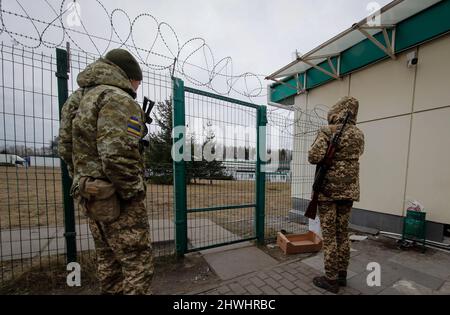 Shehyni, Ukraine. 05. März 2022. Ukrainische Flüchtlinge kommen am Grenzübergang Schehyni in der Ukraine nach Polen und fliehen vor dem Krieg, den Russland mit Bombenangriffen und Angriffen vom Boden aus auf ihre Gebiete entfesselt hat. Kredit: Unabhängige Fotoagentur/Alamy Live Nachrichten Stockfoto