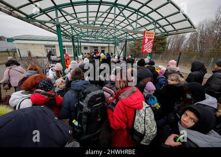 Shehyni, Ukraine. 05. März 2022. Ukrainische Flüchtlinge kommen am Grenzübergang Schehyni in der Ukraine nach Polen und fliehen vor dem Krieg, den Russland mit Bombenangriffen und Angriffen vom Boden aus auf ihre Gebiete entfesselt hat. Kredit: Unabhängige Fotoagentur/Alamy Live Nachrichten Stockfoto