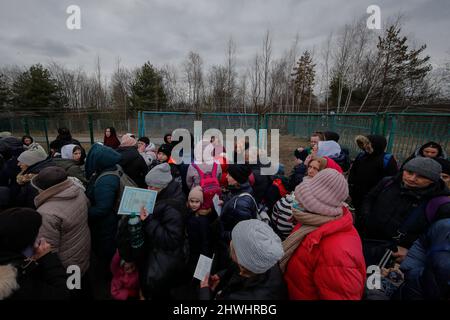 Shehyni, Ukraine. 05. März 2022. Ukrainische Flüchtlinge kommen am Grenzübergang Schehyni in der Ukraine nach Polen und fliehen vor dem Krieg, den Russland mit Bombenangriffen und Angriffen vom Boden aus auf ihre Gebiete entfesselt hat. Kredit: Unabhängige Fotoagentur/Alamy Live Nachrichten Stockfoto