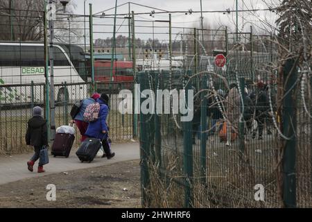 Shehyni, Ukraine. 05. März 2022. Ukrainische Flüchtlinge kommen am Grenzübergang Schehyni in der Ukraine nach Polen und fliehen vor dem Krieg, den Russland mit Bombenangriffen und Angriffen vom Boden aus auf ihre Gebiete entfesselt hat. Kredit: Unabhängige Fotoagentur/Alamy Live Nachrichten Stockfoto