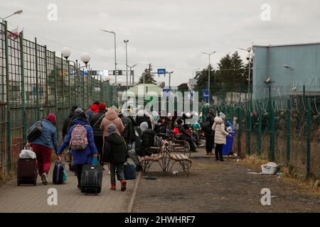 Shehyni, Ukraine. 05. März 2022. Ukrainische Flüchtlinge kommen am Grenzübergang Schehyni in der Ukraine nach Polen und fliehen vor dem Krieg, den Russland mit Bombenangriffen und Angriffen vom Boden aus auf ihre Gebiete entfesselt hat. Kredit: Unabhängige Fotoagentur/Alamy Live Nachrichten Stockfoto