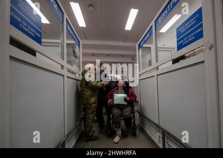 Shehyni, Ukraine. 05. März 2022. Ukrainische Flüchtlinge kommen am Grenzübergang Schehyni in der Ukraine nach Polen und fliehen vor dem Krieg, den Russland mit Bombenangriffen und Angriffen vom Boden aus auf ihre Gebiete entfesselt hat. Kredit: Unabhängige Fotoagentur/Alamy Live Nachrichten Stockfoto