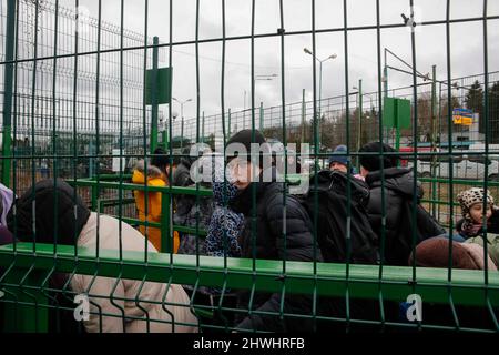 Shehyni, Ukraine. 05. März 2022. Ukrainische Flüchtlinge kommen am Grenzübergang Schehyni in der Ukraine nach Polen und fliehen vor dem Krieg, den Russland mit Bombenangriffen und Angriffen vom Boden aus auf ihre Gebiete entfesselt hat. Kredit: Unabhängige Fotoagentur/Alamy Live Nachrichten Stockfoto