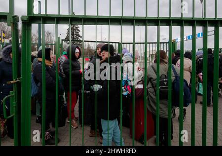 Shehyni, Ukraine. 05. März 2022. Ukrainische Flüchtlinge kommen am Grenzübergang Schehyni in der Ukraine nach Polen und fliehen vor dem Krieg, den Russland mit Bombenangriffen und Angriffen vom Boden aus auf ihre Gebiete entfesselt hat. Kredit: Unabhängige Fotoagentur/Alamy Live Nachrichten Stockfoto