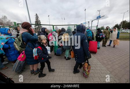 Shehyni, Ukraine. 05. März 2022. Ukrainische Flüchtlinge kommen am Grenzübergang Schehyni in der Ukraine nach Polen und fliehen vor dem Krieg, den Russland mit Bombenangriffen und Angriffen vom Boden aus auf ihre Gebiete entfesselt hat. Kredit: Unabhängige Fotoagentur/Alamy Live Nachrichten Stockfoto