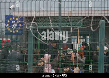 Shehyni, Ukraine. 05. März 2022. Ukrainische Flüchtlinge kommen am Grenzübergang Schehyni in der Ukraine nach Polen und fliehen vor dem Krieg, den Russland mit Bombenangriffen und Angriffen vom Boden aus auf ihre Gebiete entfesselt hat. Kredit: Unabhängige Fotoagentur/Alamy Live Nachrichten Stockfoto