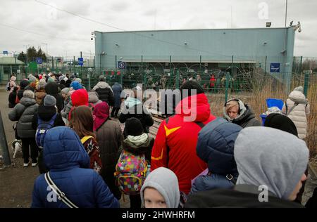 Shehyni, Ukraine. 05. März 2022. Ukrainische Flüchtlinge kommen am Grenzübergang Schehyni in der Ukraine nach Polen und fliehen vor dem Krieg, den Russland mit Bombenangriffen und Angriffen vom Boden aus auf ihre Gebiete entfesselt hat. Kredit: Unabhängige Fotoagentur/Alamy Live Nachrichten Stockfoto