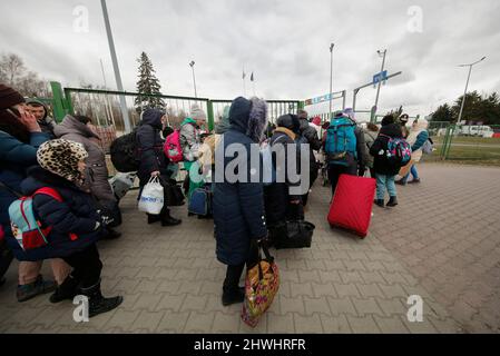 Shehyni, Ukraine. 05. März 2022. Ukrainische Flüchtlinge kommen am Grenzübergang Schehyni in der Ukraine nach Polen und fliehen vor dem Krieg, den Russland mit Bombenangriffen und Angriffen vom Boden aus auf ihre Gebiete entfesselt hat. Kredit: Unabhängige Fotoagentur/Alamy Live Nachrichten Stockfoto