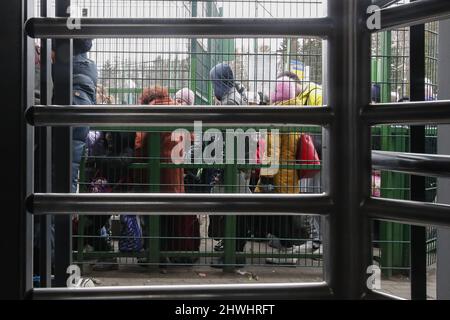 Shehyni, Ukraine. 05. März 2022. Ukrainische Flüchtlinge kommen am Grenzübergang Schehyni in der Ukraine nach Polen und fliehen vor dem Krieg, den Russland mit Bombenangriffen und Angriffen vom Boden aus auf ihre Gebiete entfesselt hat. Kredit: Unabhängige Fotoagentur/Alamy Live Nachrichten Stockfoto