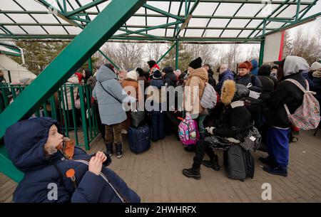 Shehyni, Ukraine. 05. März 2022. Ukrainische Flüchtlinge kommen am Grenzübergang Schehyni in der Ukraine nach Polen und fliehen vor dem Krieg, den Russland mit Bombenangriffen und Angriffen vom Boden aus auf ihre Gebiete entfesselt hat. Kredit: Unabhängige Fotoagentur/Alamy Live Nachrichten Stockfoto
