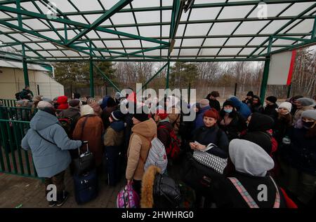 Shehyni, Ukraine. 05. März 2022. Ukrainische Flüchtlinge kommen am Grenzübergang Schehyni in der Ukraine nach Polen und fliehen vor dem Krieg, den Russland mit Bombenangriffen und Angriffen vom Boden aus auf ihre Gebiete entfesselt hat. Kredit: Unabhängige Fotoagentur/Alamy Live Nachrichten Stockfoto