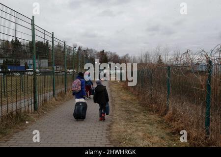 Shehyni, Ukraine. 05. März 2022. Ukrainische Flüchtlinge kommen am Grenzübergang Schehyni in der Ukraine nach Polen und fliehen vor dem Krieg, den Russland mit Bombenangriffen und Angriffen vom Boden aus auf ihre Gebiete entfesselt hat. Kredit: Unabhängige Fotoagentur/Alamy Live Nachrichten Stockfoto