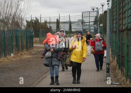 Shehyni, Ukraine. 05. März 2022. Ukrainische Flüchtlinge kommen am Grenzübergang Schehyni in der Ukraine nach Polen und fliehen vor dem Krieg, den Russland mit Bombenangriffen und Angriffen vom Boden aus auf ihre Gebiete entfesselt hat. Kredit: Unabhängige Fotoagentur/Alamy Live Nachrichten Stockfoto