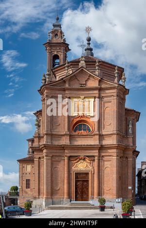 Fossano, Cuneo, Italien - 27. Februar 2022: Kirche der Heiligen Dreifaltigkeit oder der Battuti Rossi (18. Jahrhundert Bogen Francesco Gallo) im Barockstil, Stockfoto