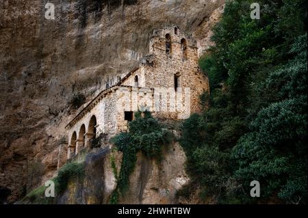 Die Einsiedelei Santa Maria de la Hoz und die römische Brücke im Dorf Tobera. Burgos, spanien Stockfoto