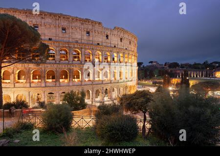 Rom, Italien im Kolosseum bei Nacht. Stockfoto