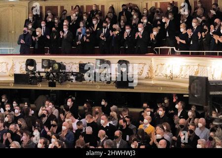 Berlin, Deutschland. 06. März 2022. Bundeskanzler Olaf Scholz (SPD, obere Reihe 5. von links) mit Ehefrau Britta Ernst (6. von links), Bundesbankpräsident Joachim Nagel (7. von links), EZB-Präsidentin Christine Lagarde (8. von links) und Bundesfinanzminister Christian Lindner (FDP, 4. von links) Besuchen Sie ein Friedenskonzert zur Unterstützung der humanitären Hilfe für die Menschen in der Ukraine an der Staatsoper. Quelle: Carsten Koall/dpa/Alamy Live News Stockfoto