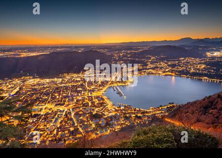 Como, Italien Stadtbild von oben in der Abenddämmerung. Stockfoto