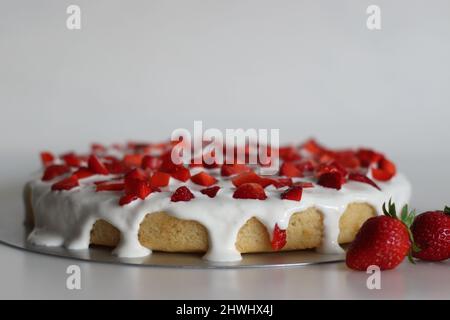 Frische Erdbeerkuchen. Biskuitkuchen mit Erdbeere und frischer Creme als Belag. Aufgenommen auf weißem Hintergrund. Stockfoto