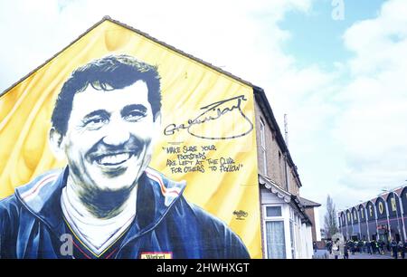 Ein Wandgemälde des ehemaligen Watford und England-Managers Graham Taylor vor dem Spiel der Premier League in der Vicarage Road, Watford. Bilddatum: Sonntag, 6. März 2022. Stockfoto