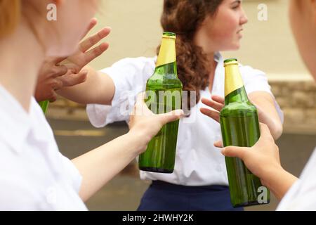 Nein. Junge Studentin, die Alkohol als Reaktion auf den Druck von Kollegen abgibt. Stockfoto