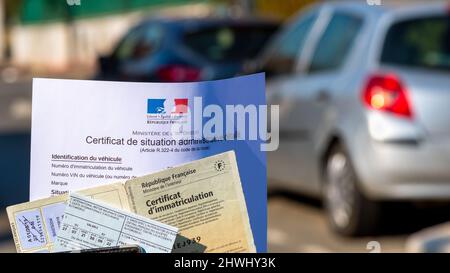 Französische Fahrzeugpapiere : Zulassungsbescheinigung ('Carte grise'), Versicherungskarte und Bescheinigung über den Verwaltungsstatus (Certificat de non-Gage) Stockfoto