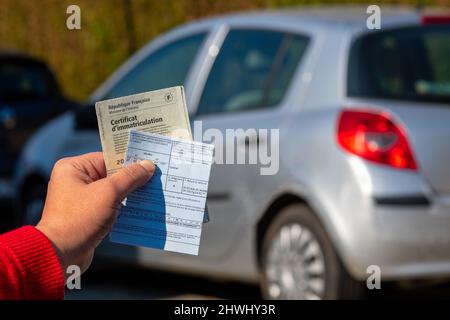 Verwaltungsdokumente für französische Fahrzeuge. Registrierungszertifikat, auch „Carte grise“ genannt, und internationale Versicherungskarte Stockfoto