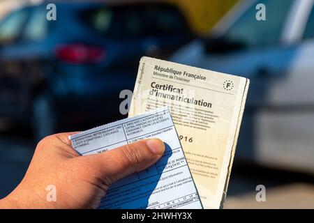 Verwaltungsdokumente für französische Fahrzeuge. Registrierungszertifikat, auch „Carte grise“ genannt, und internationale Versicherungskarte Stockfoto