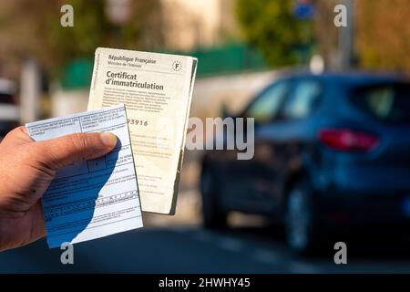 Verwaltungsdokumente für französische Fahrzeuge. Registrierungszertifikat, auch „Carte grise“ genannt, und internationale Versicherungskarte Stockfoto