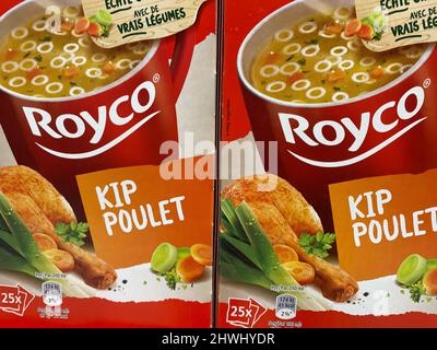 Lüttich, Belgien - März 3. 2022: Nahaufnahme von Kartons mit Logo-Schriftzug von royco instand Hühnernudeln Suppe im Regal des Supermarkts Stockfoto