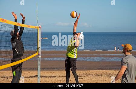 Portobello, Edinburgh, Schottland, Großbritannien. 6.. März 2022. Trainieren Sie bei Sonnenschein am Meer mit einer kühlen Temperatur von 4 Grad Celsius für diejenigen, die Volleyball spielen möchten. Kredit: Scottishrecreative/alamy Live Nachrichten. Stockfoto