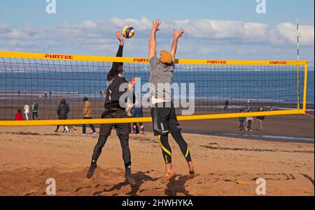 Portobello, Edinburgh, Schottland, Großbritannien. 6.. März 2022. Trainieren Sie bei Sonnenschein am Meer mit einer kühlen Temperatur von 4 Grad Celsius für diejenigen, die Volleyball spielen möchten. Kredit: Scottishrecreative/alamy Live Nachrichten. Stockfoto