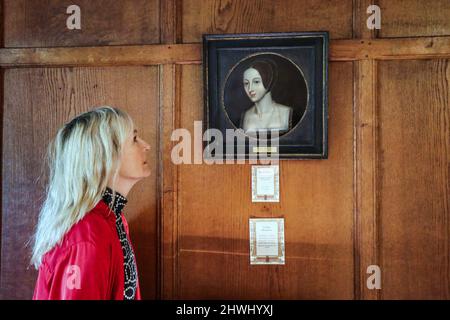 Kent Edenbridge, UK 06 March 2022 Anne Boleyn dargestellt in afrench Kapuze und Kleid, Öl auf Kupfer 17. Century Paul Quezada-Neiman/Alamy Live News Stockfoto