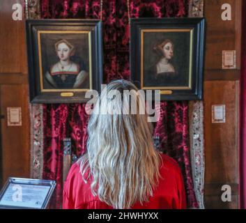 Kent Edenbridge, Großbritannien 06. März 2022 Hever Castle „Becoming Anne“ erinnert mit 500. der neuen Ausstellung „Becoming Anne“ an Anne Boleyns bedeutsame Ankunft am Hof von Heinrich VIII. Und untersucht die Faktoren, die Annes Charakter und den Aufstieg der Familie Boleyn geprägt haben. Die Besucher können auch mehr über ihre frühen Jahre erfahren und erfahren, was sie zu der Frau gemacht hat, die Henry VIII bei ihrer Rückkehr aus Frankreich, die am 4. März eröffnet wurde, so ins Auge fiel. Paul Quezada-Neiman/Alamy Live News Stockfoto