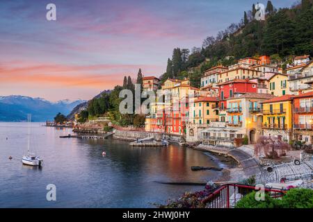 Varenna, Italien am Comer See in der Abenddämmerung. Stockfoto