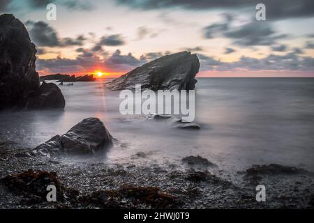 Verschiedene Planeten Sonnenuntergang - Strand mit riesigen Felsen Stockfoto