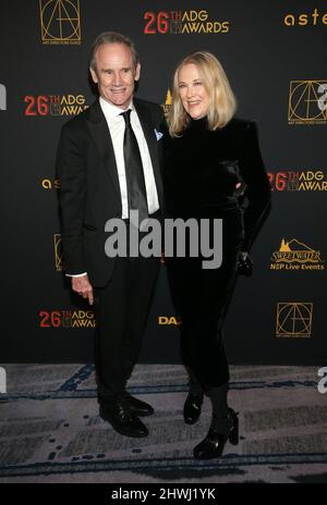 Los Angeles, Ca. 5. März 2022. Bo Welch, Catherine O'Hara, beim jährlichen Art Directors Guild Excellence in Production Design Awardsat 26. am 5. März 2022 im InterContinental in Los Angeles, Kalifornien. Quelle: Saye Sadou/Media Punch/Alamy Live News Stockfoto