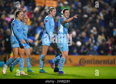 Ellen White von Manchester City (rechts) feiert das zweite Tor ihrer Spielmannschaft beim Finale des FA Women's Continental Tyres League Cup im Cherry Red Records Stadium, London. Bilddatum: Samstag, 5. März 2022. Stockfoto