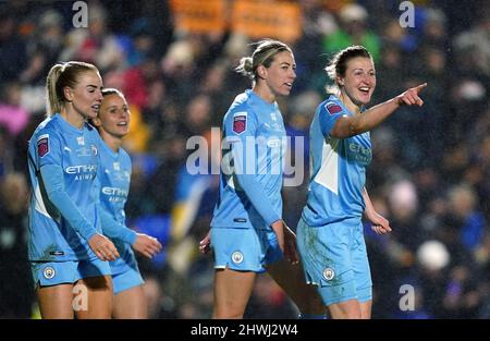 Ellen White von Manchester City (rechts) feiert das zweite Tor ihrer Spielmannschaft beim Finale des FA Women's Continental Tyres League Cup im Cherry Red Records Stadium, London. Bilddatum: Samstag, 5. März 2022. Stockfoto