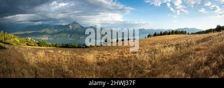 Serre-Poncon See im Sommer mit nahenden Sturm. Panoramablick auf die Dörfer Saint-Apollinaire und Savines-le-Lac. Hautes-Alpes. Frankreich Stockfoto